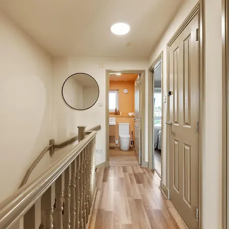 Spacious 5br Townhouse With Free Parking * גלאזגו