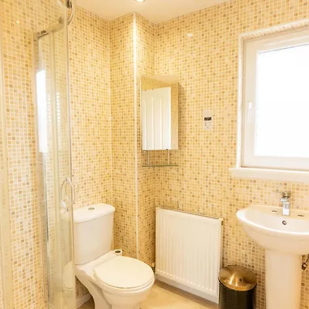 בית נופש Comfortable & Fabulous Family With Garden - Pass The Keys