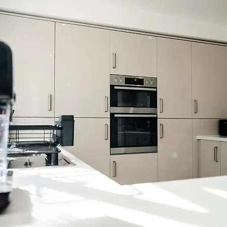 Detached 5 Bedroom In With Driveway *