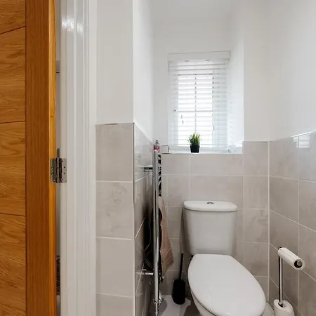 Detached 5 Bedroom In With Driveway * גלאזגו