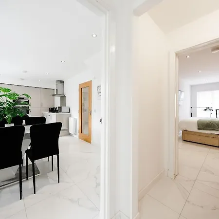 Detached 5 Bedroom In With Driveway בית נופש גלאזגו