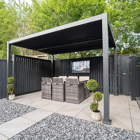 Stylish 5br - Garden Pergola - Free Parking * גלאזגו