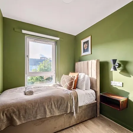 Spacious 5br Townhouse With Free Parking