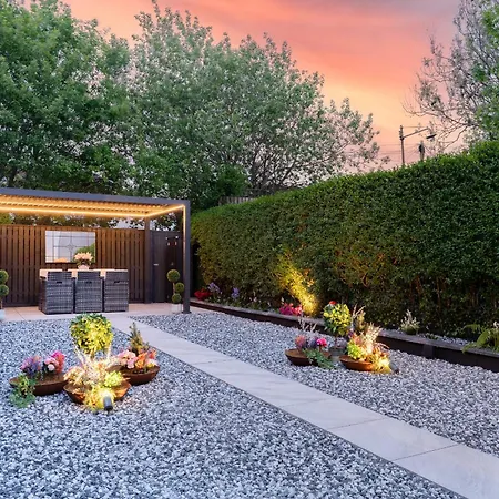 Stylish 5br - Garden Pergola - Free Parking בית נופש גלאזגו