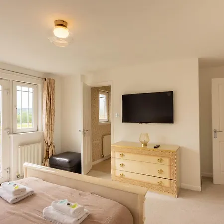 בית נופש Comfortable & Fabulous Family With Garden - Pass The Keys *