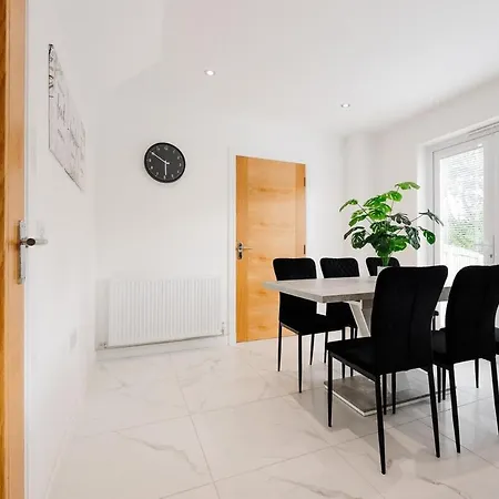 Detached 5 Bedroom In With Driveway בית נופש גלאזגו