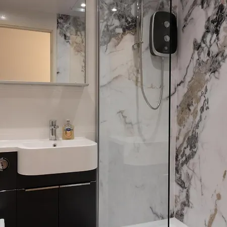 West End 3br Flat Near Kelvinbridge Woodside גלאזגו