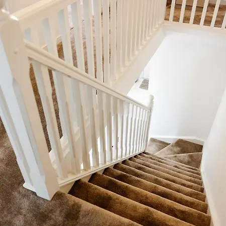 Detached 5 Bedroom In With Driveway גלאזגו