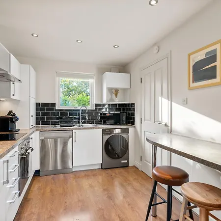 Spacious 5br Townhouse With Free Parking *