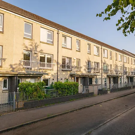 Spacious 5br Townhouse With Free Parking