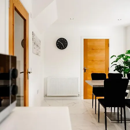 Detached 5 Bedroom In With Driveway *