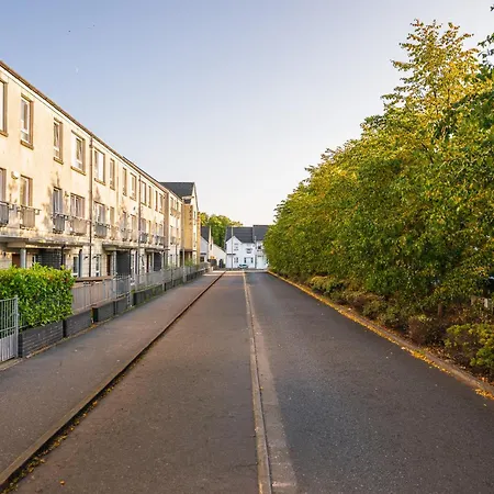 Spacious 5br Townhouse With Free Parking *