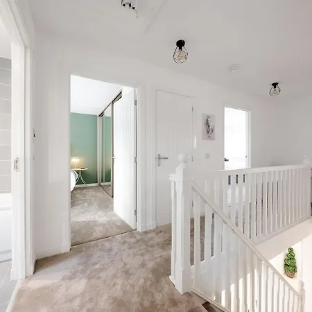 Detached 5 Bedroom In With Driveway * גלאזגו