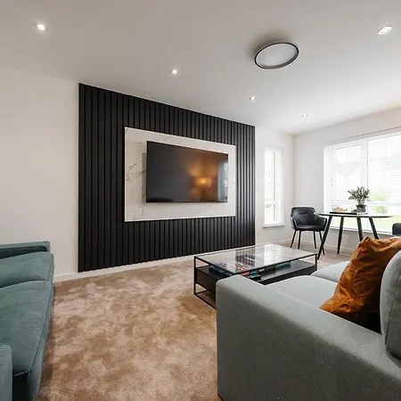 Detached 5 Bedroom In With Driveway בית נופש *