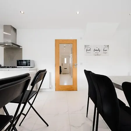 Detached 5 Bedroom In With Driveway בית נופש גלאזגו