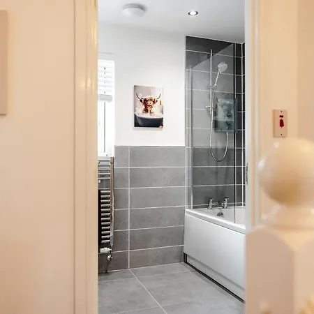 Detached 5 Bedroom In With Driveway גלאזגו