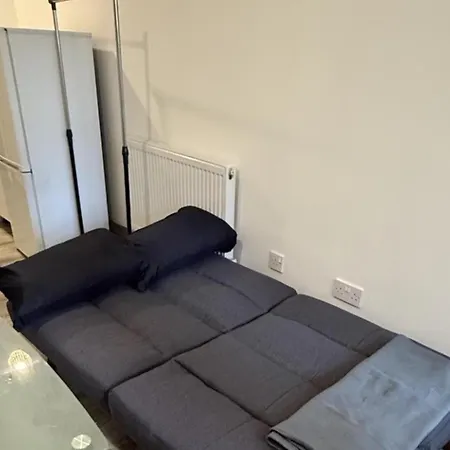 3 Person Near Hampden Park Stadiu Apartament