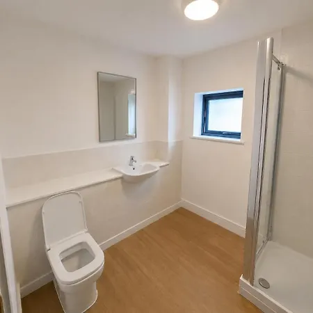 The Village Apartment, Free Parking & Fast Wi-fi Appartamento