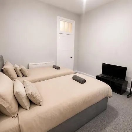 4 Bed Modernised, Free Parking, Near Centre דירה