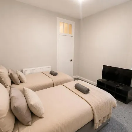 4 Bed Modernised, Free Parking, Near Centre Glasgow