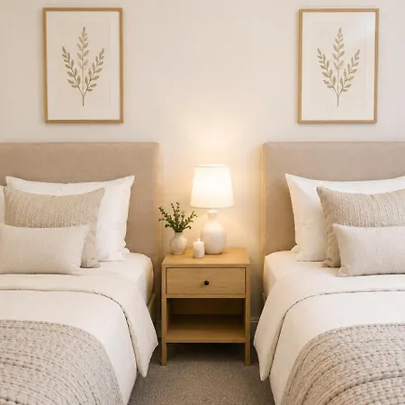 8 Bed, Sleeps 10, Free Parking, Near Centre Glasgow