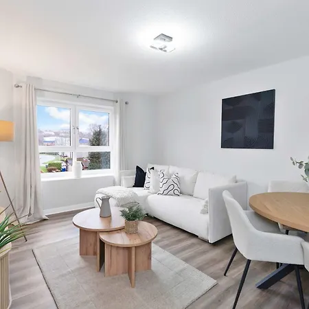 With Fast Wifi - Walk To Subway - Easy Access Glasgow