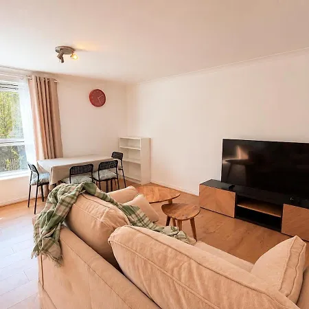 West End Quiet 2b2b Next To Train&subway Station *