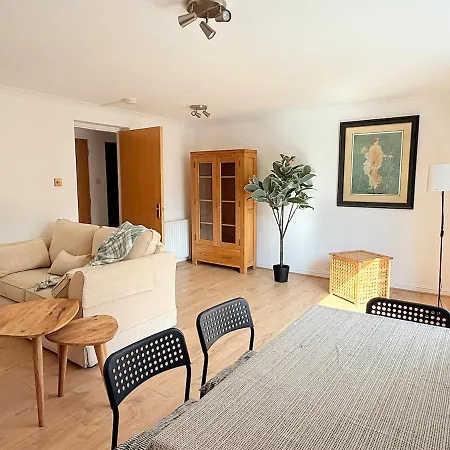 Appartamento West End Quiet 2b2b Next To Train&subway Station