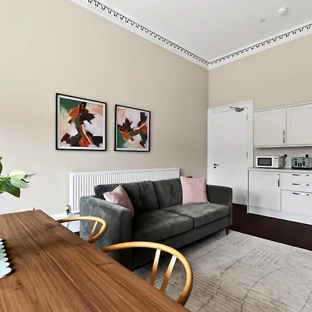 Beautiful 4 Bedroom Flat With Convenient Travel Appartamento