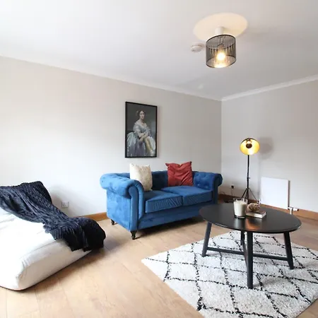 Just Steps From Free Parking * Glasgow