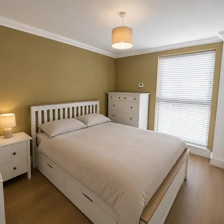 The Village Apartment, Free Parking & Fast Wi-fi