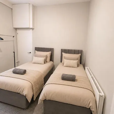 4 Bed Modernised, Free Parking, Near Centre *