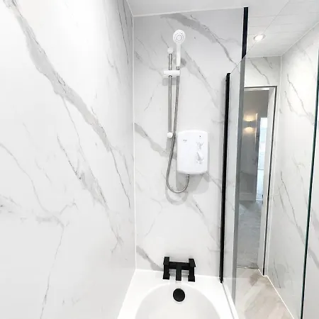 8 Bed, Sleeps 10, Free Parking, Near Centre Appartamento