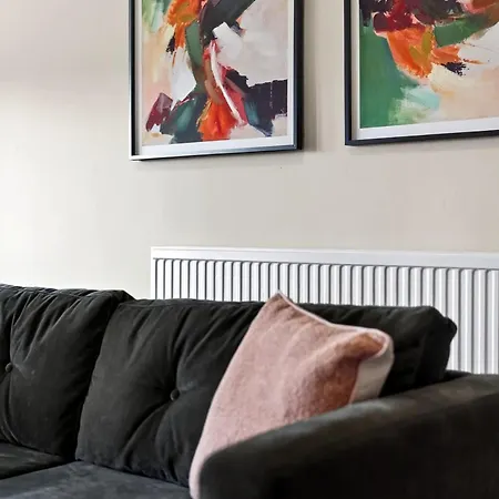 Beautiful 4 Bedroom Flat With Convenient Travel