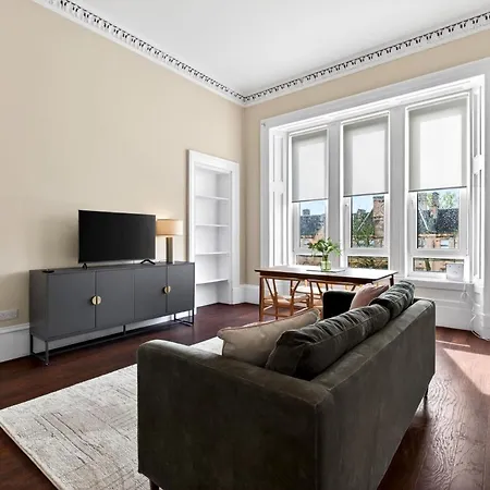 Beautiful 4 Bedroom Flat With Convenient Travel *