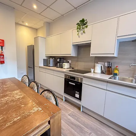 5br Flat | Sleeps 10 | Sauchiehall St