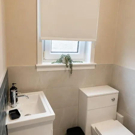 Cozy 3 Bdr In Sleeps 6 Parking Glasgow