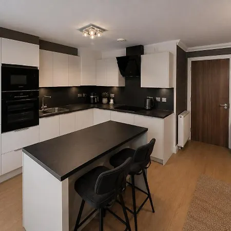 The Village Apartment, Free Parking & Fast Wi-fi Appartamento