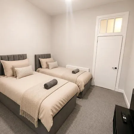 4 Bed Modernised, Free Parking, Near Centre Glasgow