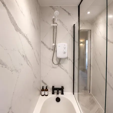 8 Bed, Sleeps 10, Free Parking, Near Centre Glasgow