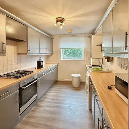West End Quiet 2b2b Next To Train&subway Station Glasgow