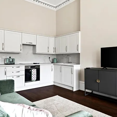 Beautiful 4 Bedroom Flat With Convenient Travel