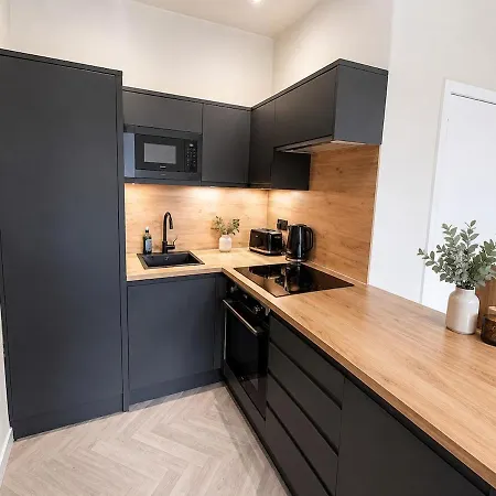 8 Bed, Sleeps 10, Free Parking, Near Centre