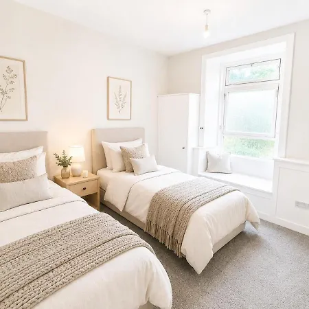 8 Bed, Sleeps 10, Free Parking, Near Centre Appartamento