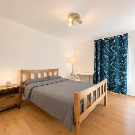 West End Quiet 2b2b Next To Train&subway Station * Glasgow