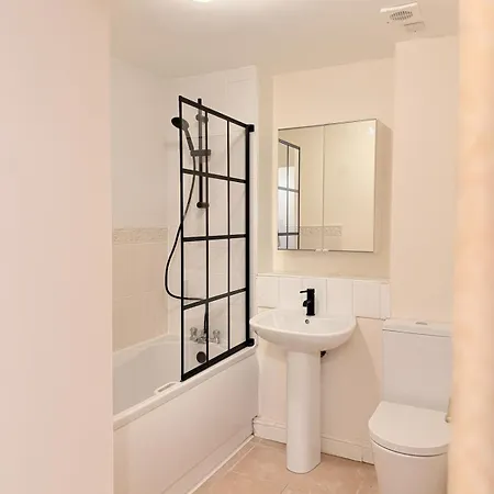 Appartamento West End Quiet 2b2b Next To Train&subway Station