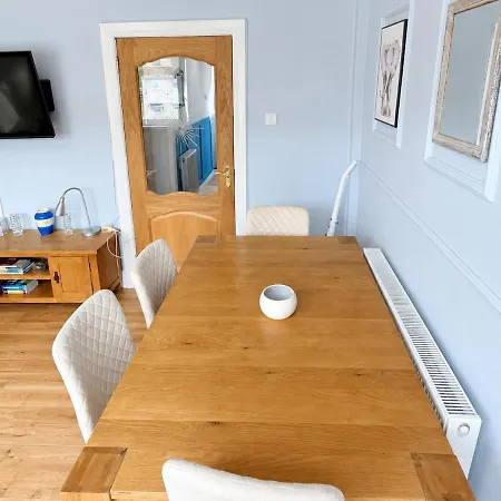 Stylish With Balcony And Free Parking Apartment *