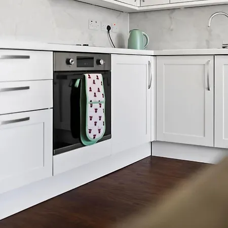 Beautiful 4 Bedroom Flat With Convenient Travel Appartamento *