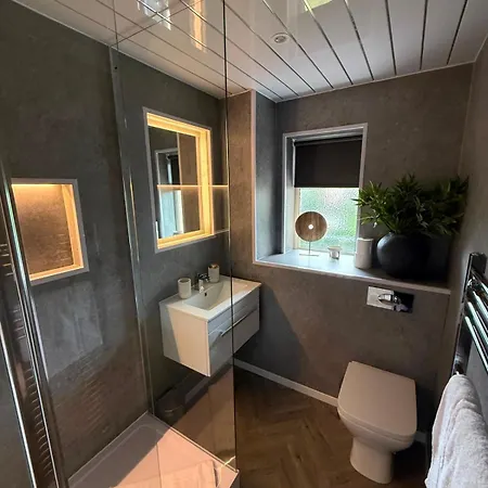 Stylish 2br Flat Free Parking Southside Appartamento
