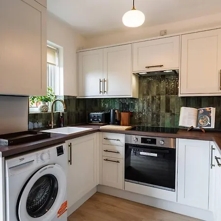 Kelvin House, 3br, Free Parking & Private Garden Appartamento